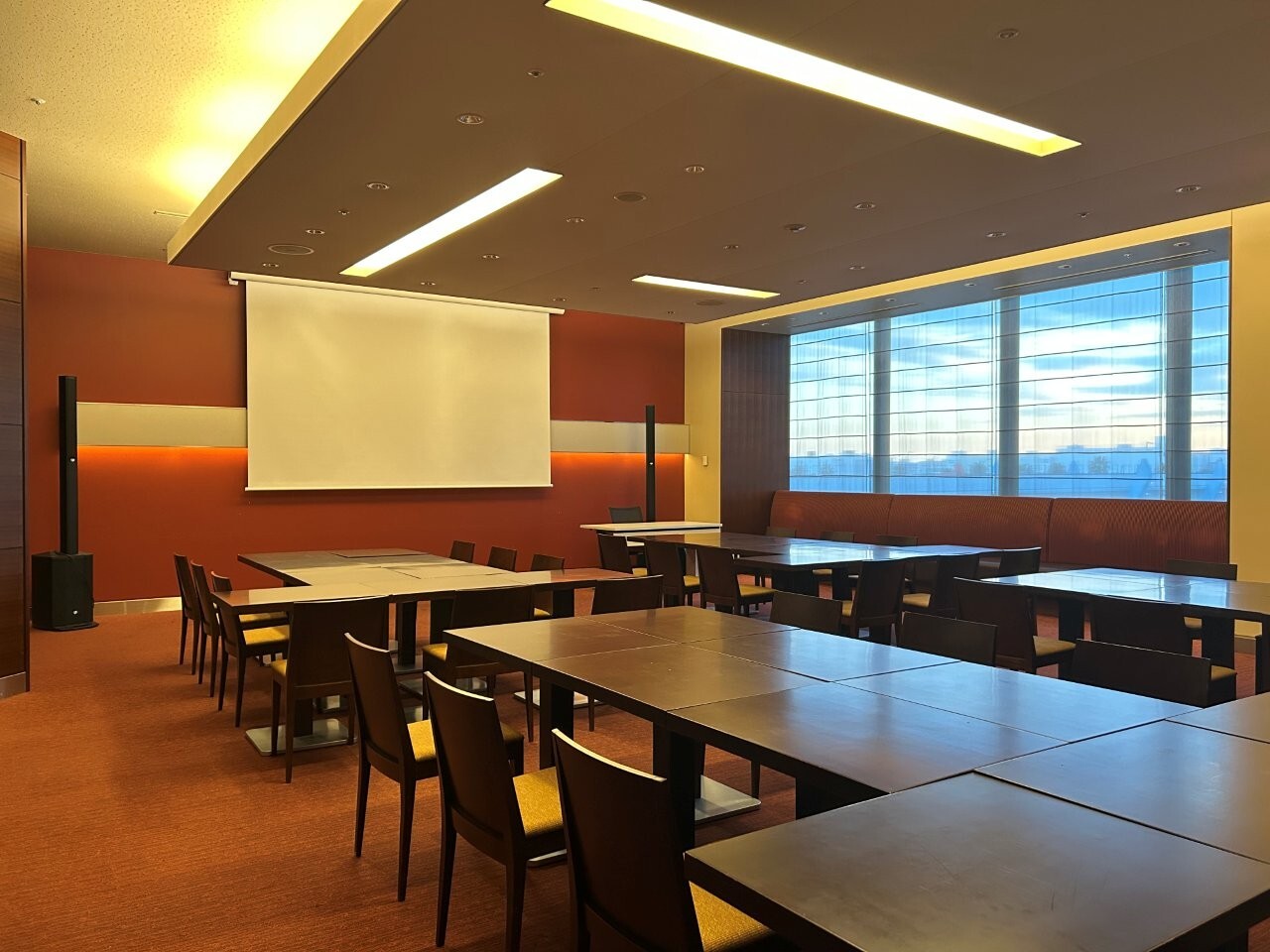 レセプションルーム2 グループ形式(3名掛け) 01