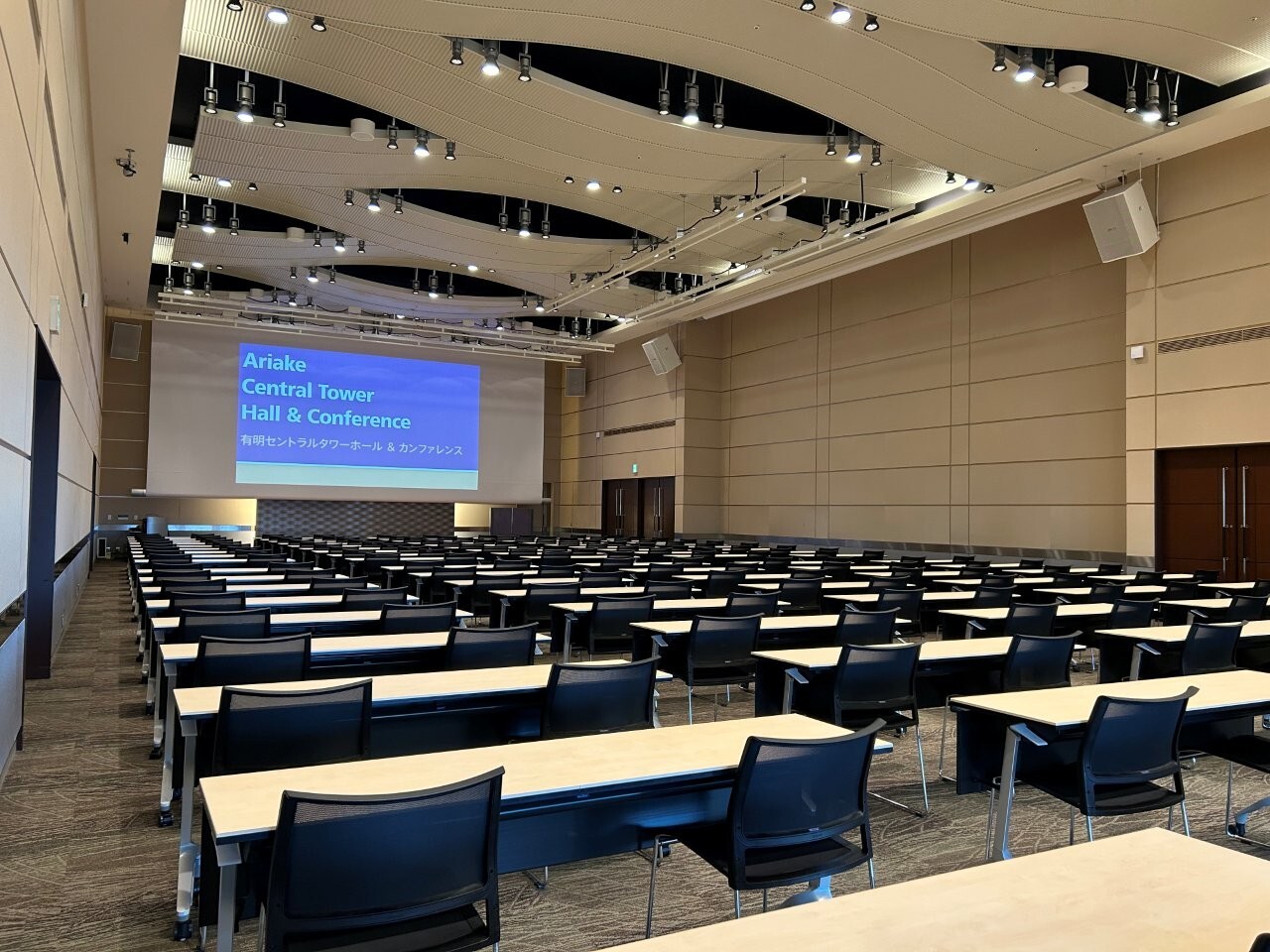 ホールA スクール形式(2名掛け) 01