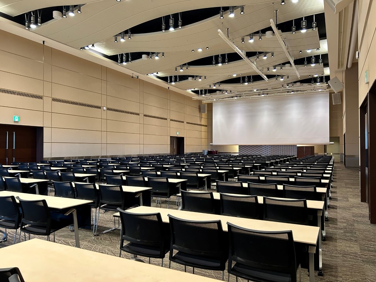 ホールA スクール形式（3名掛け） 01