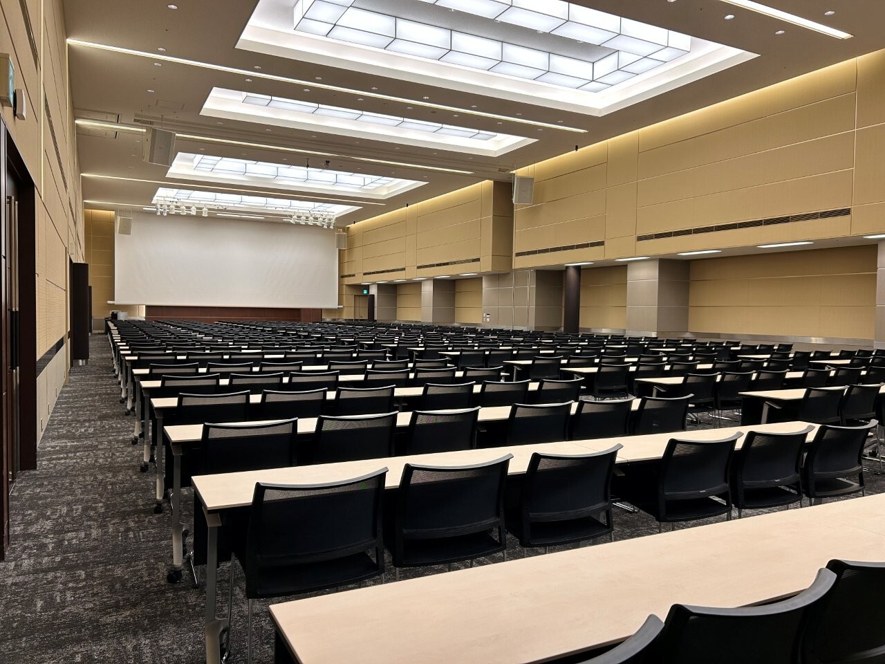 ホールB スクール形式(3名掛け) 01