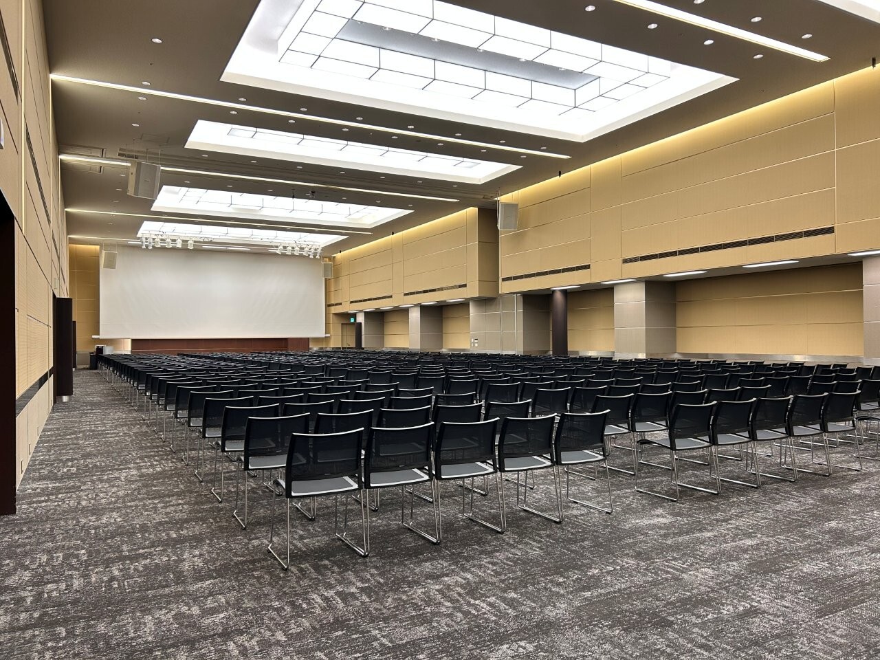 ホールB シアター形式 01