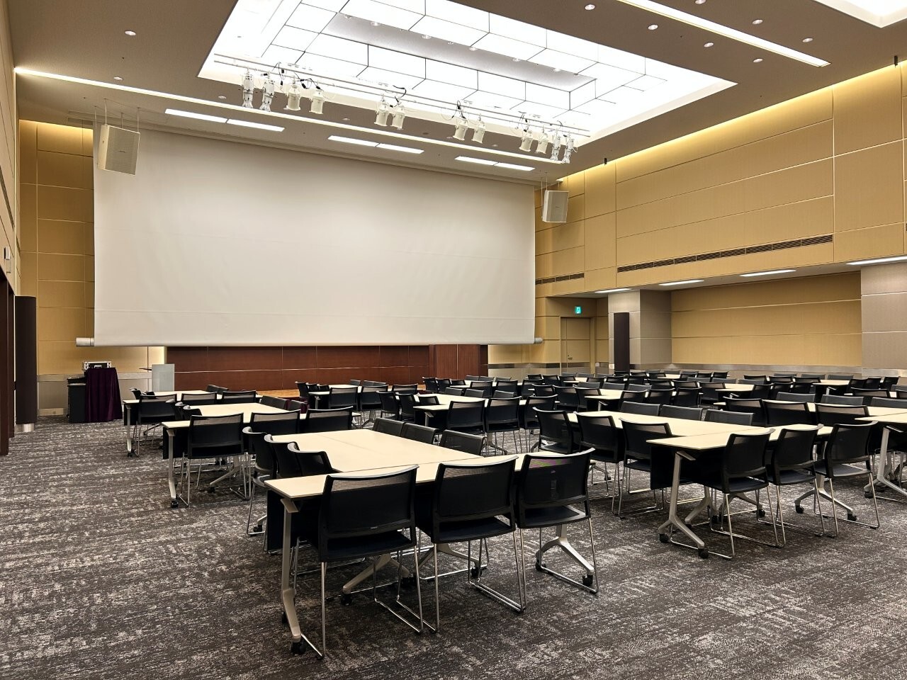 ホールB グループ形式(3名掛け) 01