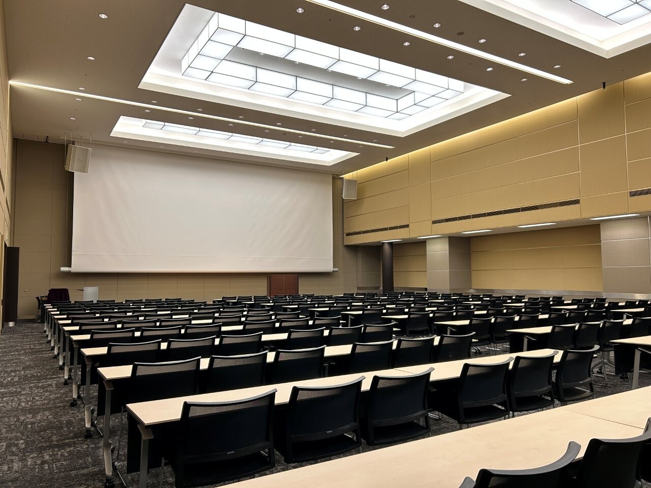 ホールB2 スクール形式（3名掛け） 01