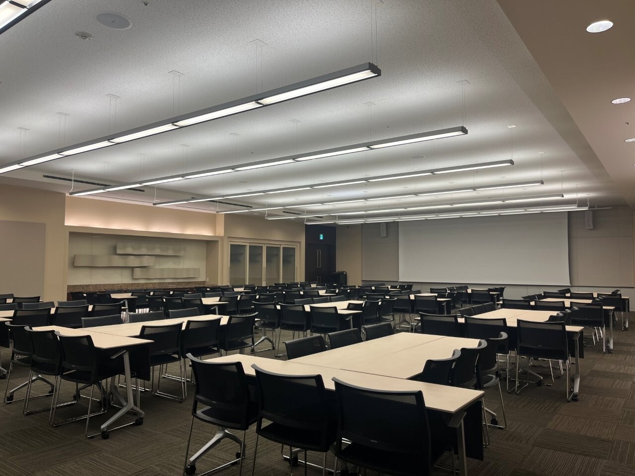 ルーム１ グループ形式(3名掛け) 01