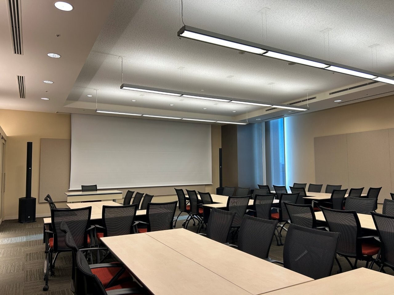 ルーム６ グループ形式(3名掛け) 01