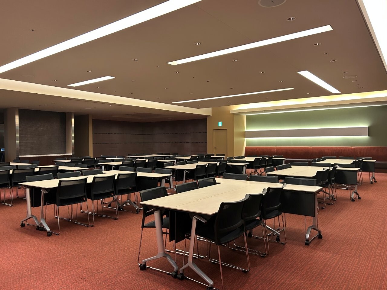 グループ形式(3名掛け)│レセプションルーム1