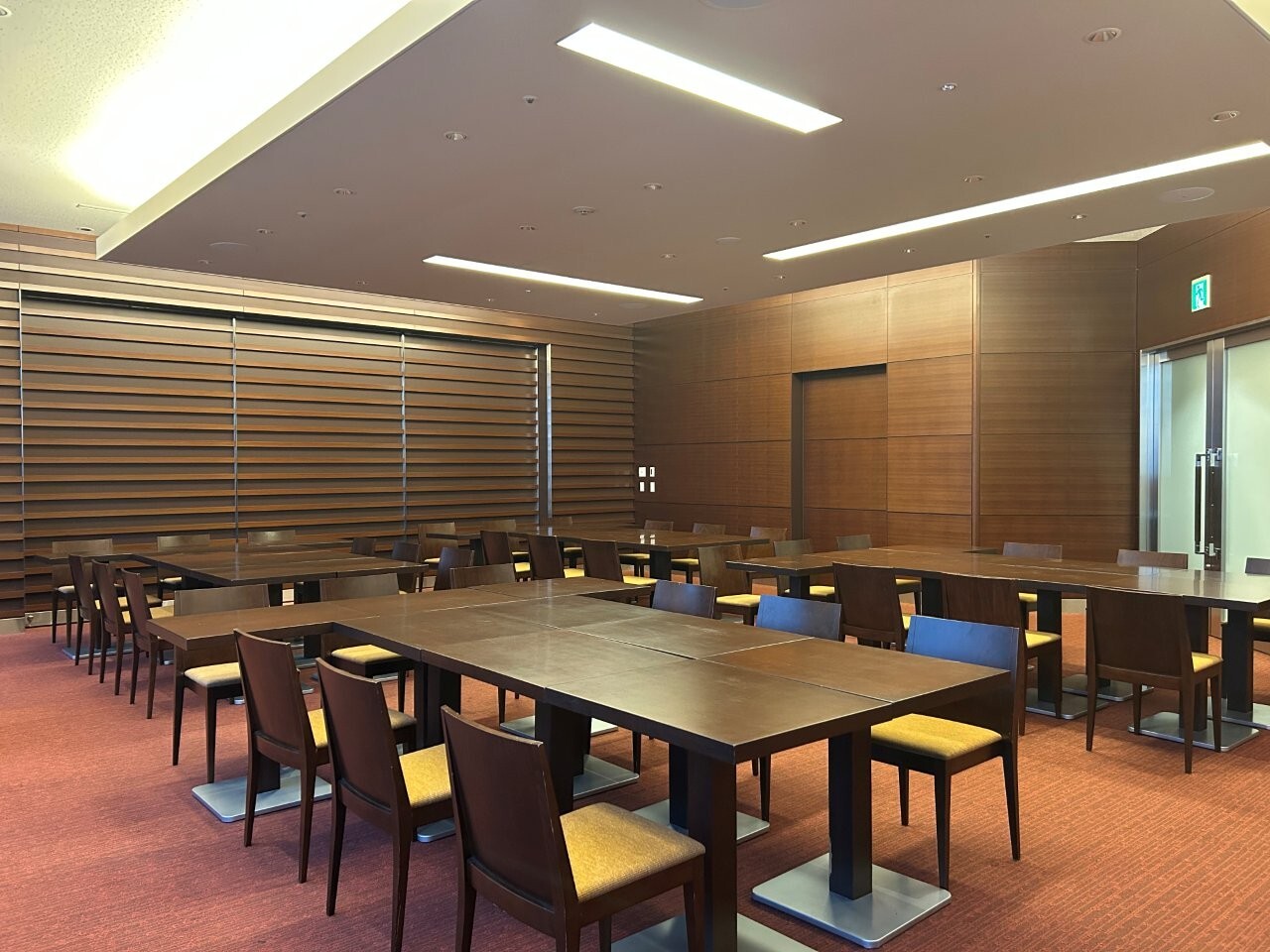 グループ形式(3名掛け)│レセプションルーム2