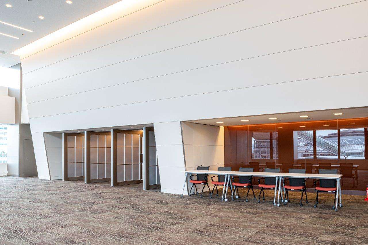 ホワイエ｜ホールA