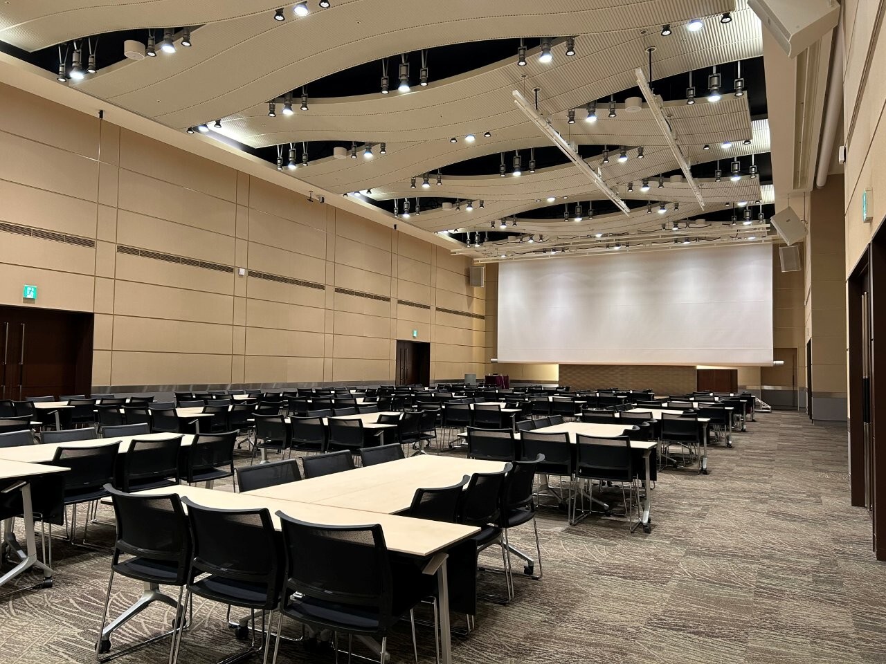 グループ形式(3名掛け)│ホールA