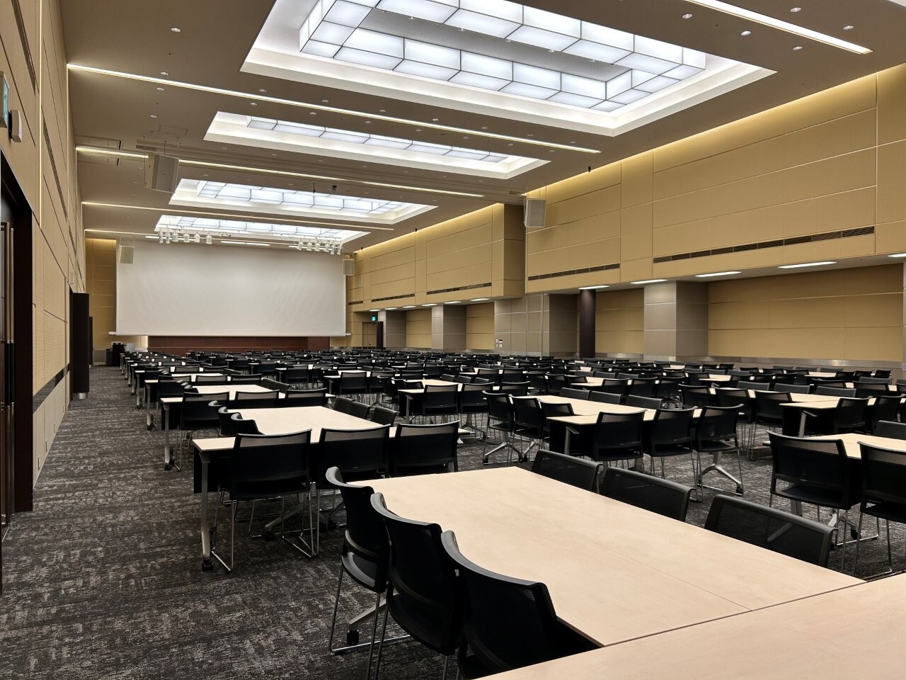 ホールB グループ形式(3名掛け) 01