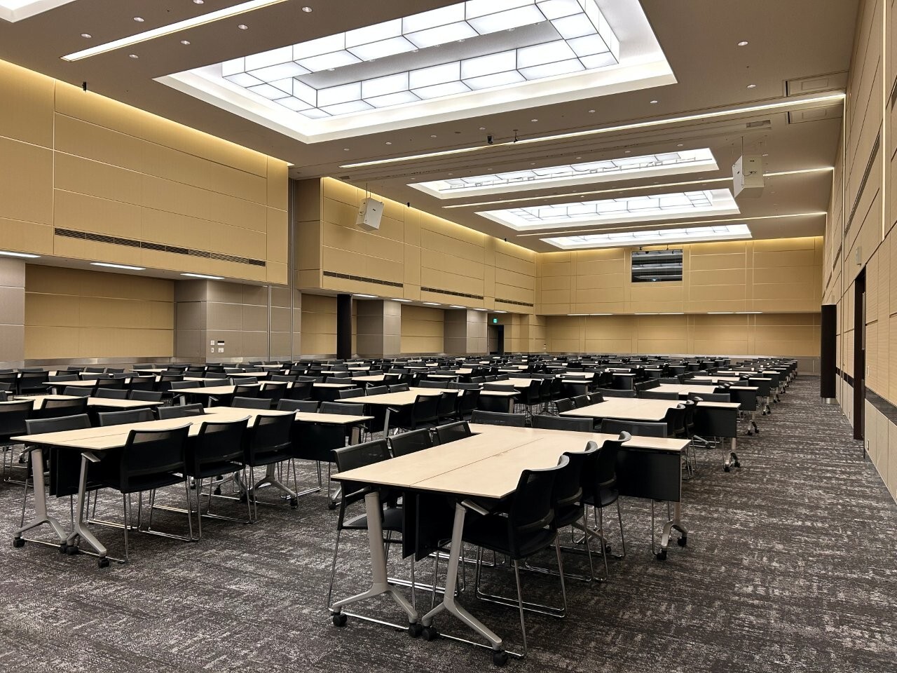 グループ形式(3名掛け)│ホールB