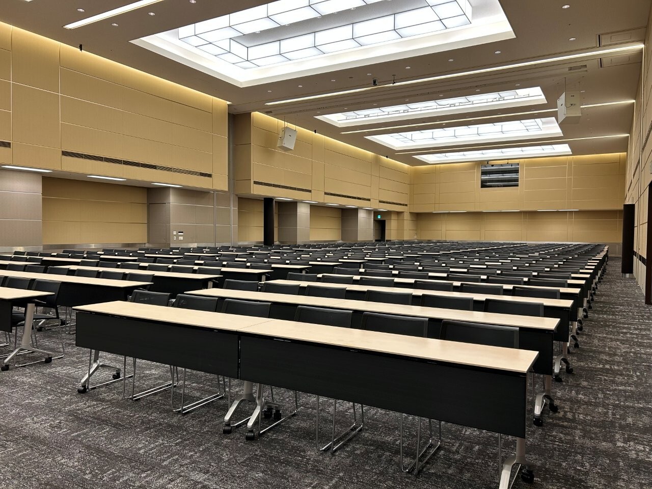 スクール形式(2名掛け)│ホールB