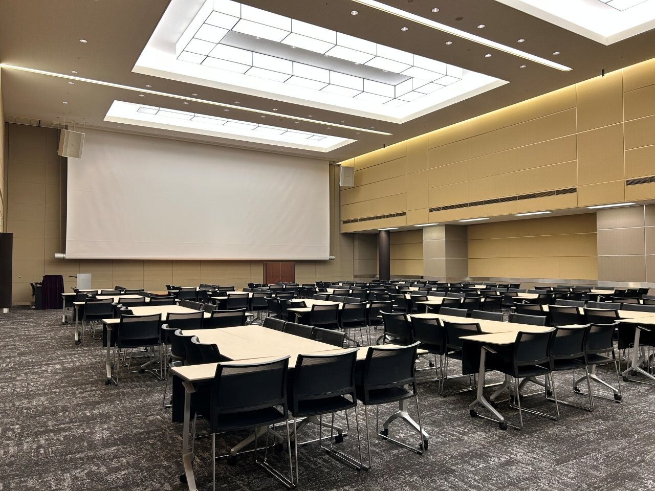 グループ形式(3名掛け)│ホールB2