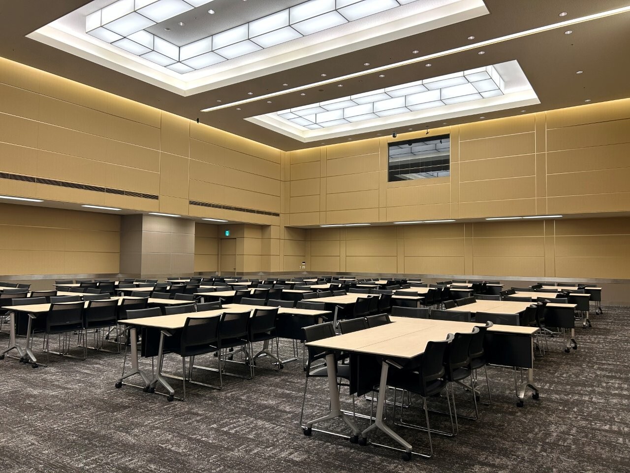 グループ形式(3名掛け)│ホールB2